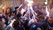 Vigilia di Pasqua ortodossa con la cerimonia del fuoco sacro