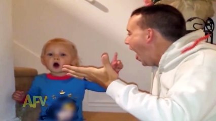 فيديو يقتل بالضحك... يالها من براءة!! شوفو ردت فعل الطفلة