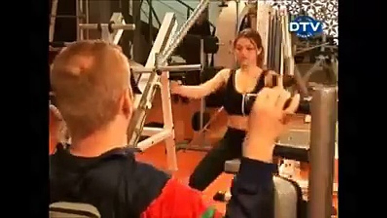 Sexy girl funny in the gym LOL
