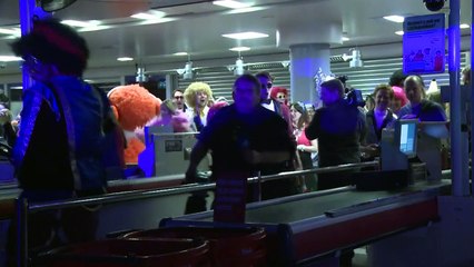 Holandeses llevan la fiesta al supermercado