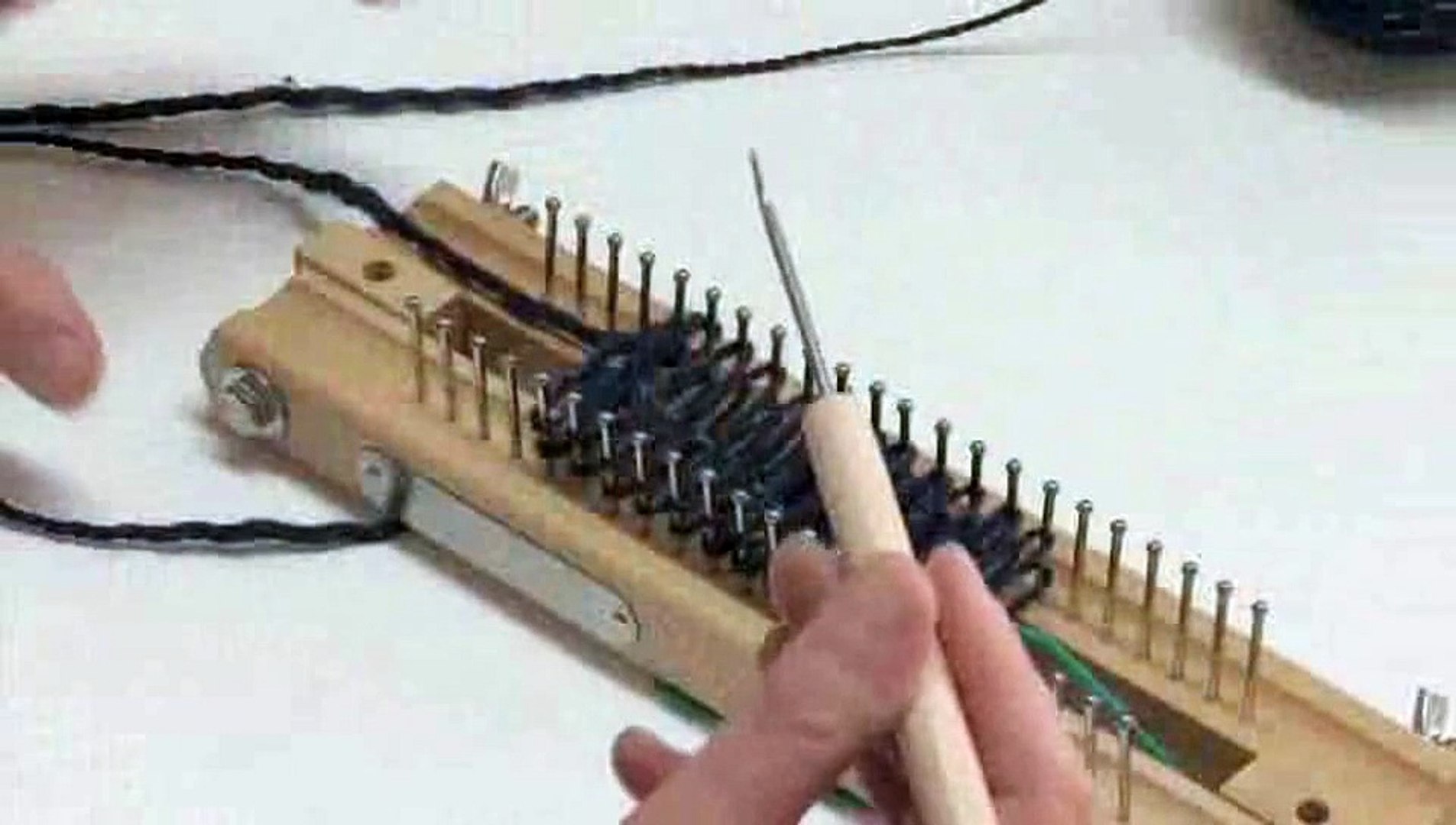 ⁣How To Knit With A Knitting Board