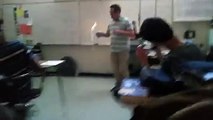 YouTube: profesor prendió fuego en pleno salón de clases (VIDEO)