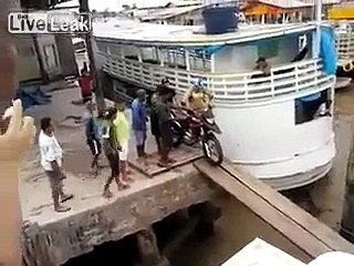 Motorcycle fell down into the sea - Video Dailymotion