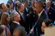 Obama y Castro, histórico saludo