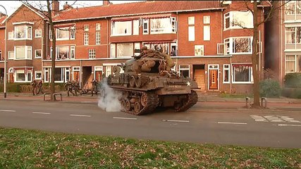 Honderden mensen spelen oorlogsgevecht na bij Stadspark - RTV Noord