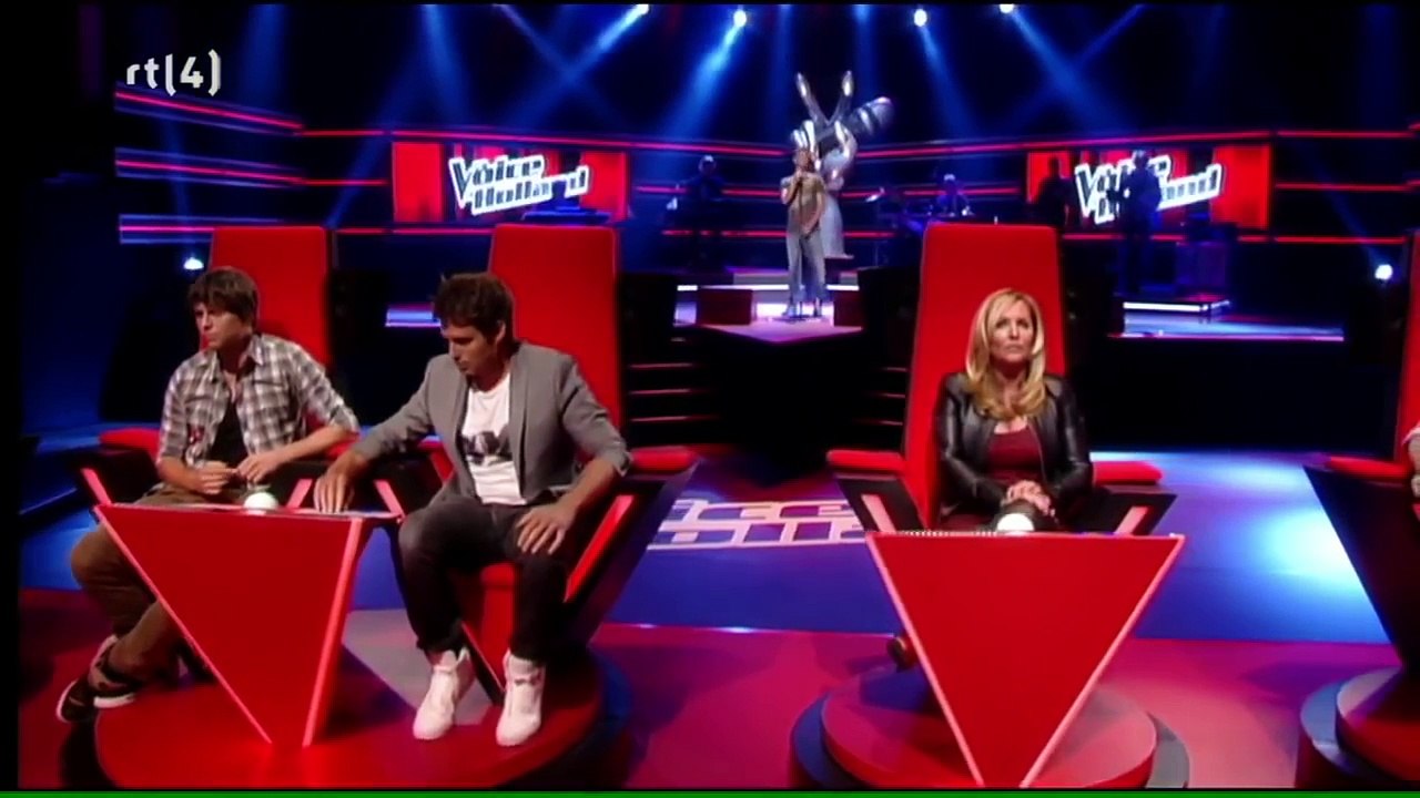 парень нереально круто поет!!! самый красивый голос в мире!!! (Charly Luske - It's A Man's World)