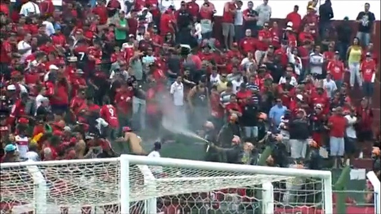 Torcedores do Brasil-Pel batem em homem caído na arquibancada em jogo parado