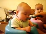 Tatlı ikiz bebekler