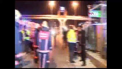 Araç Metrobüs Durağına Daldı: 4 Yaralı