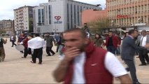 Diyarbakır Şeyh Sait Meydanı'nda Toplanan Üniversitelilerden, Barış ve Birlik Halayı