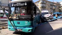 Ambulans özel halk otobüsü ile çarpıştı: 7 yaralı