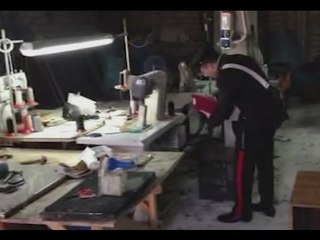 Villa Literno (CE) - Calzaturificio cinese sequestrato dai carabinieri (07.04.15)