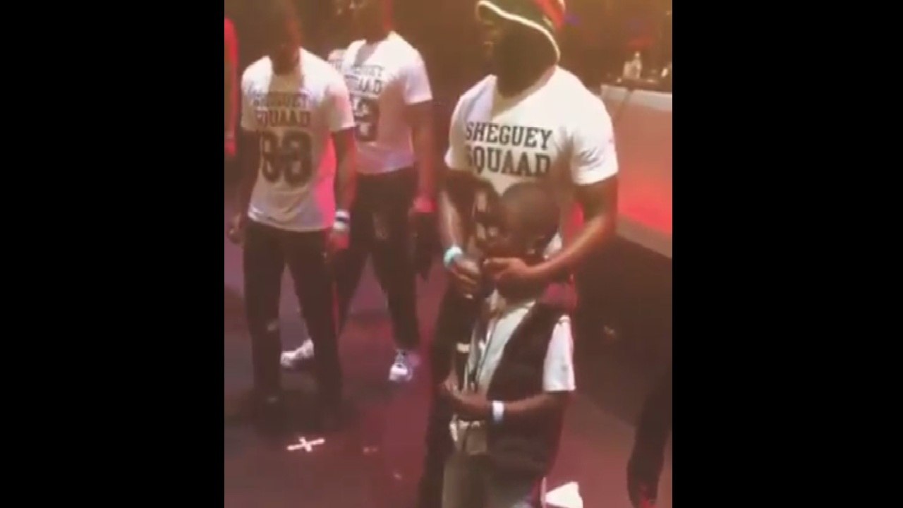 Gradur fait monter un petit sur scène pendant son concert !