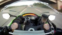 Обогнал мотоцикл  на скорости 300 км⁄ч. - Car overtakes Motorbike at 300 !