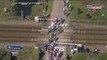 La barrière d'un passage à niveau se referme sur les coureurs lors de Paris - Roubaix