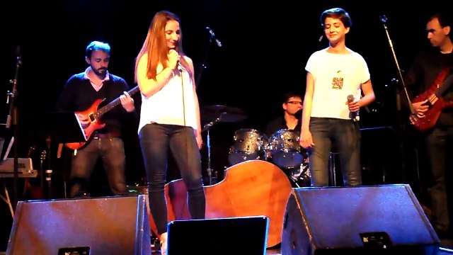 2015 04 12 - Somebody i used to know (cover) de Goybe par Laura et Lola - gala ICEM - chapeau rouge - Carcassonne