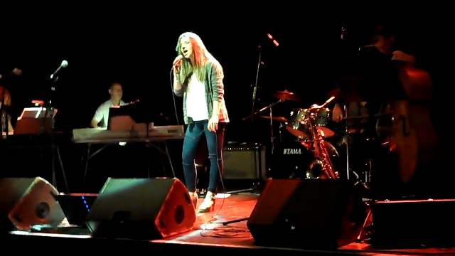 2015 04 12 - Hurt (cover) de Chritina Aguilera par Lola - gala ICEM - chapeau rouge - Carcassonne