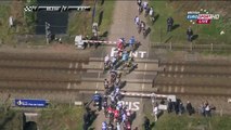 Le peloton franchit un passage à niveau au Paris-Roubaix