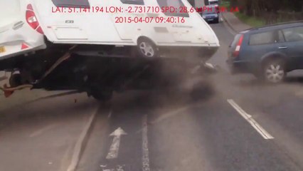 Driver tries dangerous overtake on lorry - completely destroys his caravan