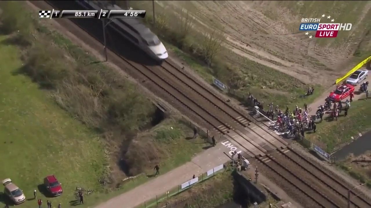 Paris-Roubaix : Un TGV coupe le peloton en deux, certains coureurs forcent le passage