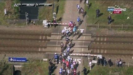 Une barrière d'un passage à niveau se referme sur les coureurs lors du Paris - Roubaix