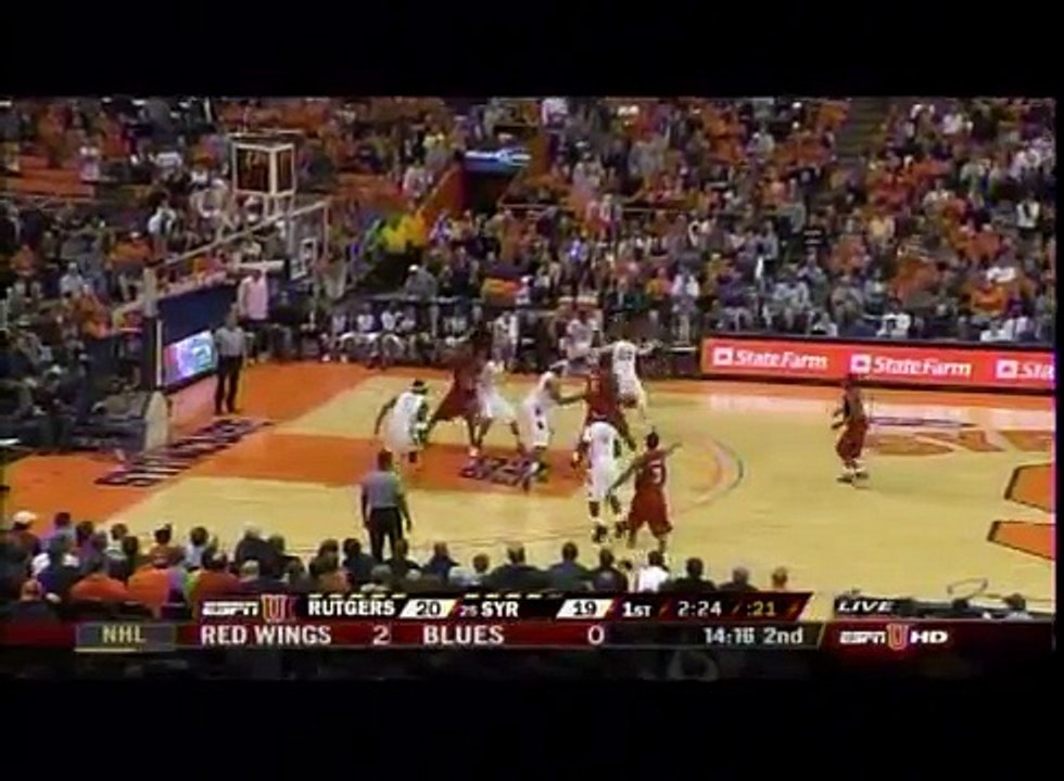 Paul Harris throws himself an alley oop dunk!