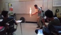Un prof de chimie met le le feu au sol de sa classe