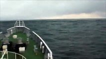 Terremoto en Japón - Barco maniobra sobre ondas del tsunami de Japón .flv