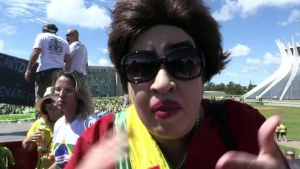 Protesto reúne 25 mil em Brasília