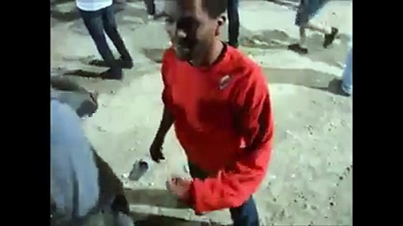 إلي بالأحمر شعنا فيه يضحك أما شوفو إلي وراه