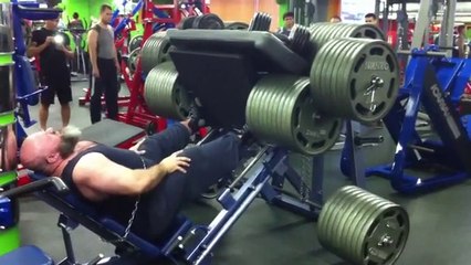 Ce RUSSE va SOULEVER 17 000 KILOS à la salle de Muscu !