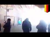 Sujetos en Berlín se lanzan fuegos artificiales entre ellos para celebrar la llegada del nuevo año