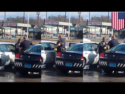 Policía decide ayudar en vez de arrestar a abuela sorprendida robando comida por necesidad