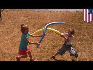 Conductor de autobús escolar le quita el bastón a un niño ciego y lo reemplaza con un flotador