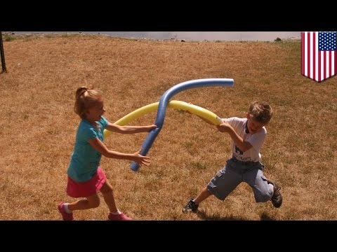 Conductor de autobús escolar le quita el bastón a un niño ciego y lo reemplaza con un flotador