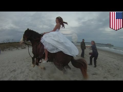 Video de una mujer a punto de casarse que cayo de un caballo durante sesión de fotos