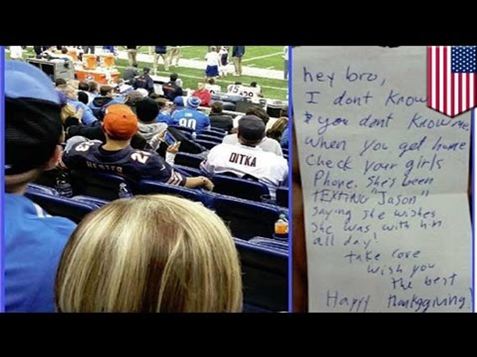 Hombre sentado detrás de una pareja observa como la mujer engaña a su novio sin que se de cuenta