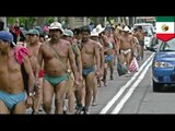 Campesinos se desnudan en Ciudad de México para protestar por la confiscación ilegal de tierras