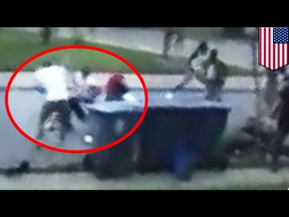 Hombre decide usar una pala como arma de defensa personal en medio de masiva pelea callejera