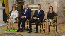 La reina Letizia corrige la postura de las infantas