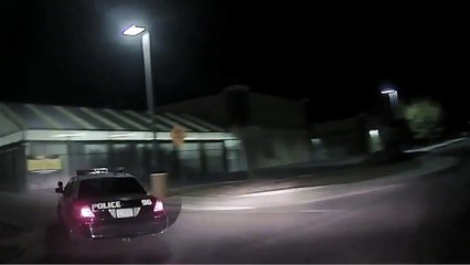 Bagarre impressionnante dans un Walmart, un policier se fait mettre KO.