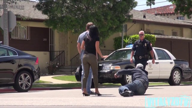 Il se fait arreter par la Police devant sa mère : blague énorme!