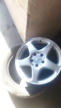 Pire garagiste du monde : Réparation de fortune sur une jante Mercedes