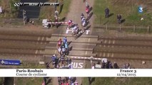 Paris-Roubaix : le peloton traverse un passage à niveau fermé, la SNCF porte plainte
