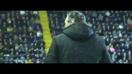 Football - Enervé, l'entraîneur Robert Maaskant fait un trou dans une vitre en plexiglas