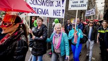 Cientos de prostitutas se manifiestan en Ámsterdam contra el cierre de escaparates del barrio rojo