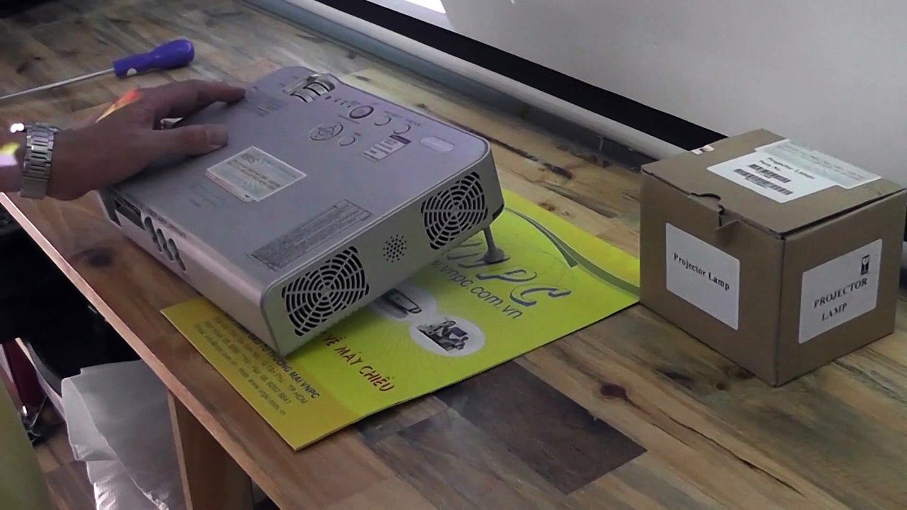 Cách thay bóng đèn máy chiếu Panasonic đơn giản