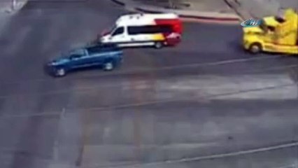 Yük treni TIR’ı adeta biçti !