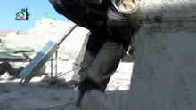 [戰爭現場-HD版]2013年自由敘利亞軍(FSA)在大馬士革省德拉雅城市戰中以RPG-29火箭彈,摧毀敘利亞武裝部隊(SAA)的一輛T-72坦克。