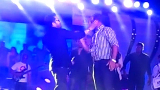 Mika Singh SLAPS DOCTOR At A Concert | Watch LIVE Video